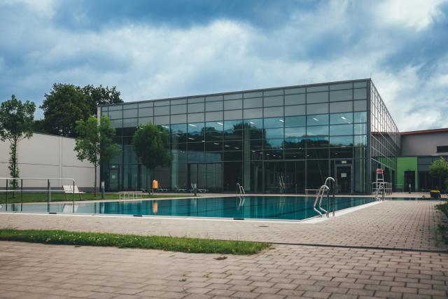 Schwimmen unter freiem Himmel